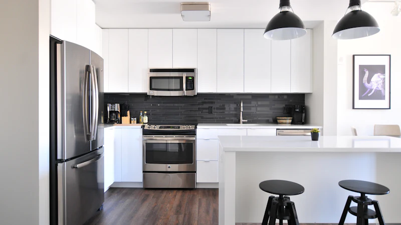 Frigorífico de acero de tres puertas en una cocina moderna
