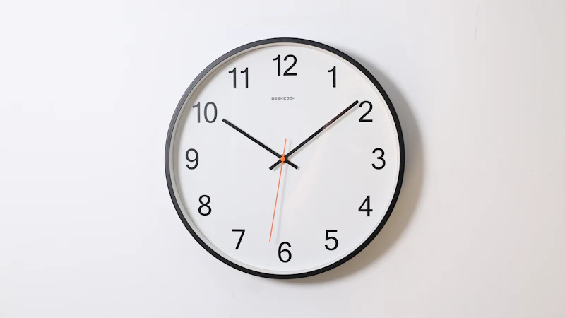 Reloj de pared analógico sobre fondo claro